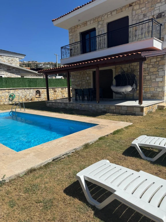 İzmir Foça da Aileler İçin Uygun, 3 yatak odalı, Havuzlu, Bahçeli, Şömineli Villa