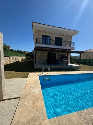 İzmir Foça da Aileler İçin Uygun, 3 yatak odalı, Havuzlu, Bahçeli, Şömineli Villa