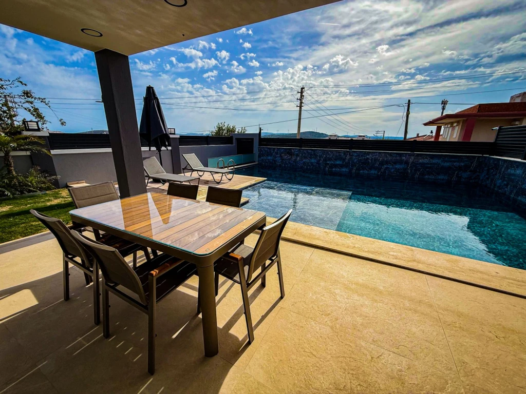 İzmir Çeşme Residere de Aileler için Uygun Tuz Havuzlu Kiralık Villa