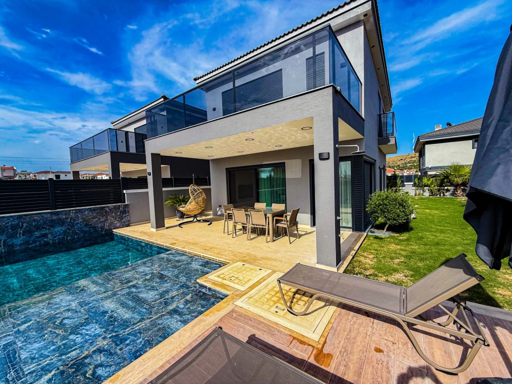 İzmir Çeşme Residere de Aileler için Uygun Tuz Havuzlu Kiralık Villa