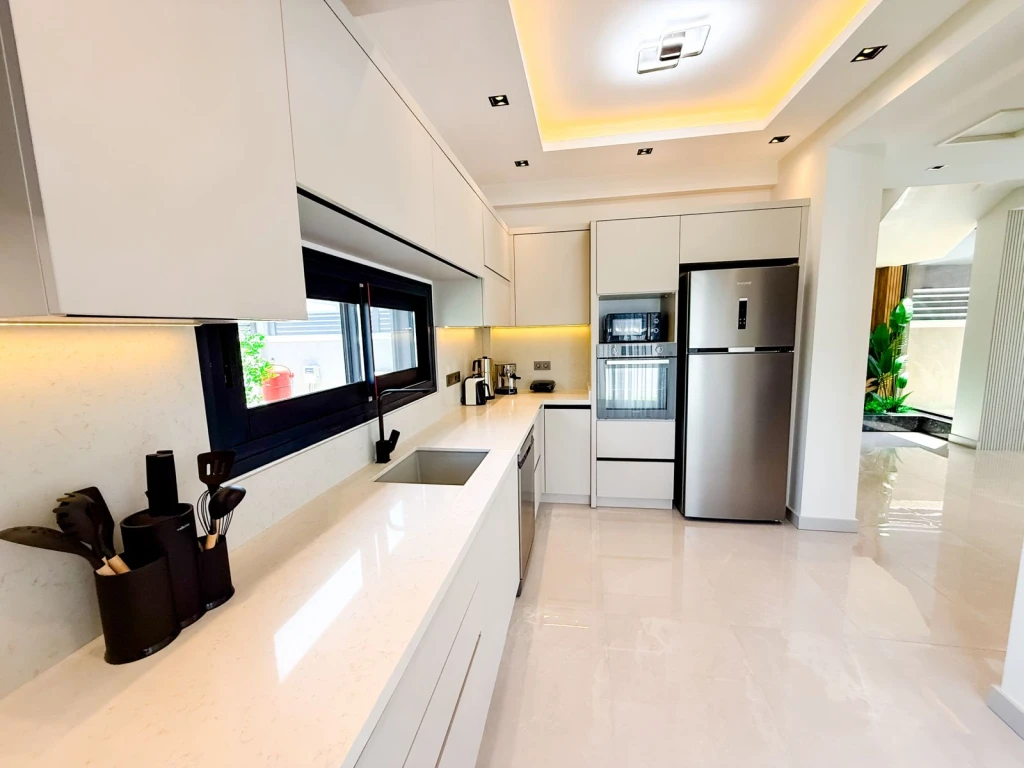 İzmir Çeşme Reisdere de Aileler İçin Uygun Tuz Havuzlu Kiralık Villa 2