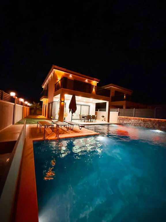 İzmir Çeşme Reisdere de Aileler İçin Uygun Tuz Havuzlu Kiralık Villa 2