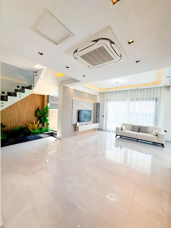 İzmir Çeşme Reisdere de Aileler İçin Uygun Tuz Havuzlu Kiralık Villa 2