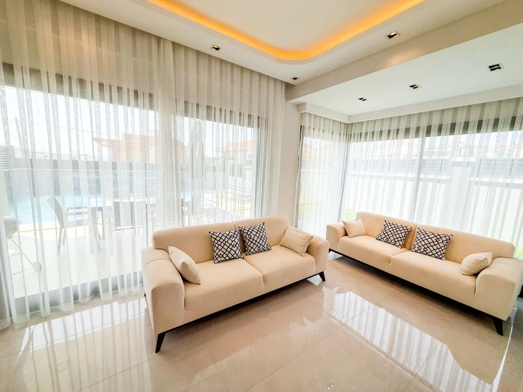 İzmir Çeşme Reisdere de Aileler İçin Uygun Tuz Havuzlu Kiralık Villa 2