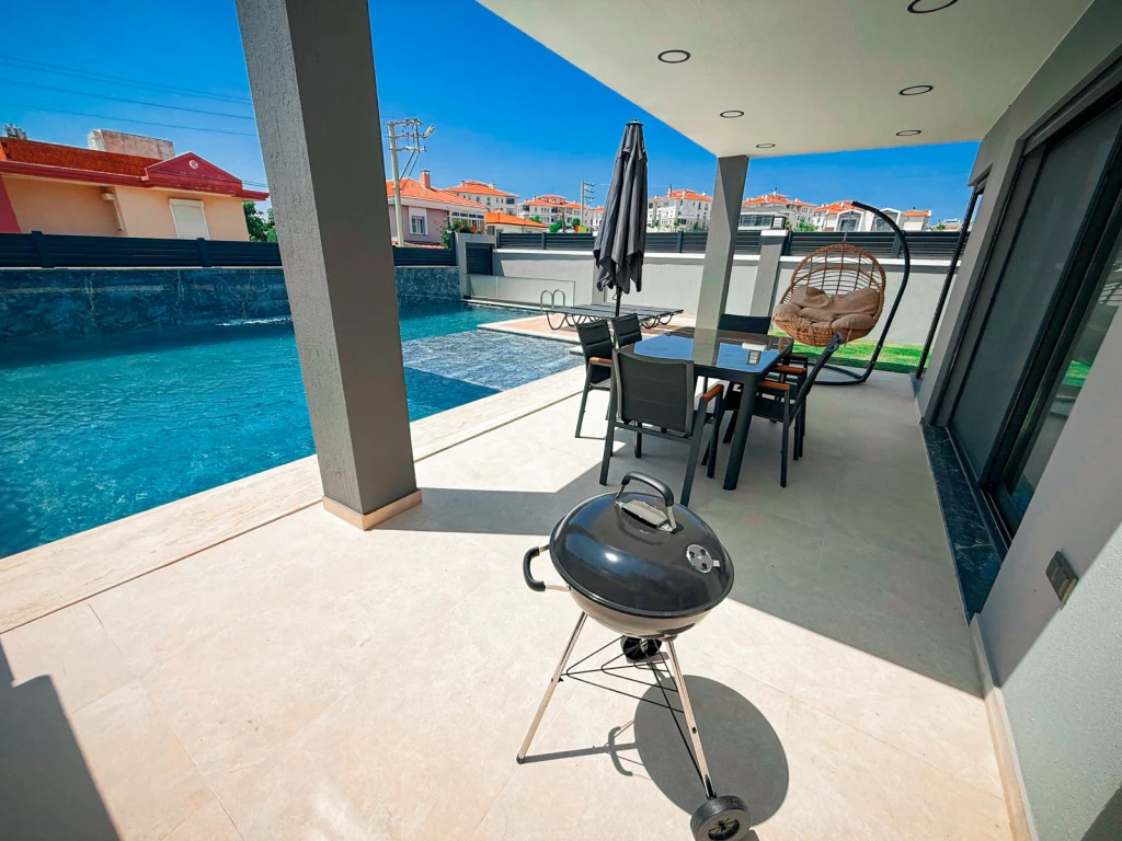 İzmir Çeşme Reisdere de Aileler İçin Uygun Tuz Havuzlu Kiralık Villa 2