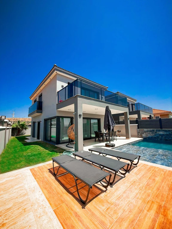 İzmir Çeşme Reisdere de Aileler İçin Uygun Tuz Havuzlu Kiralık Villa 2