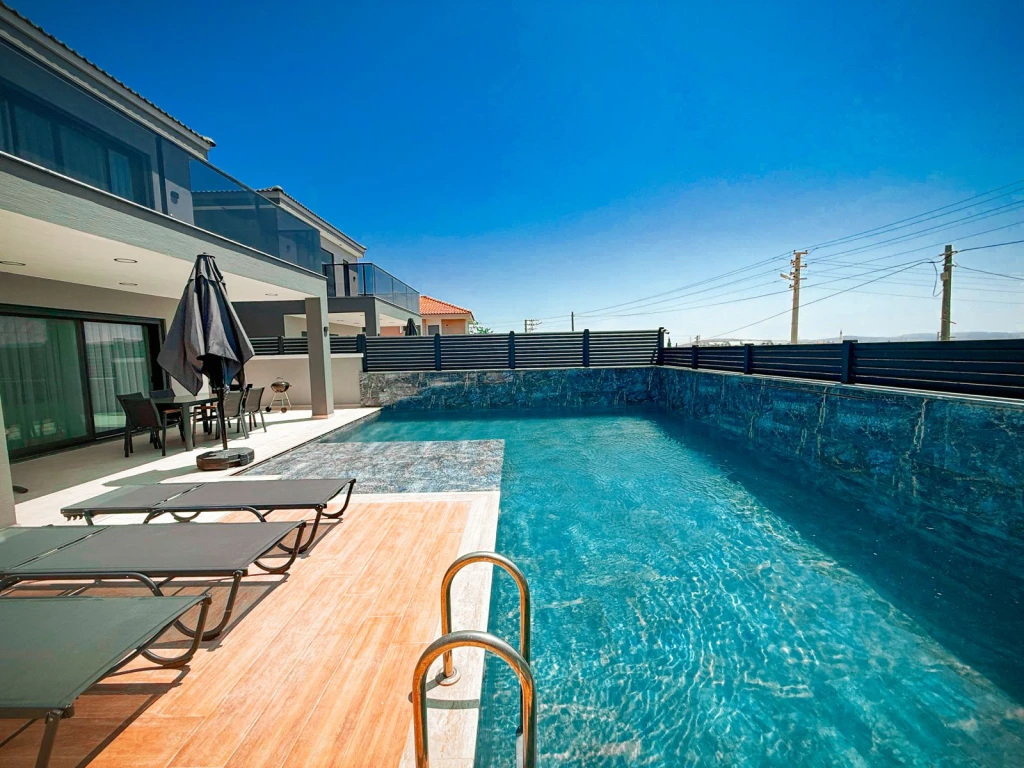 İzmir Çeşme Reisdere de Aileler İçin Uygun Tuz Havuzlu Kiralık Villa 2