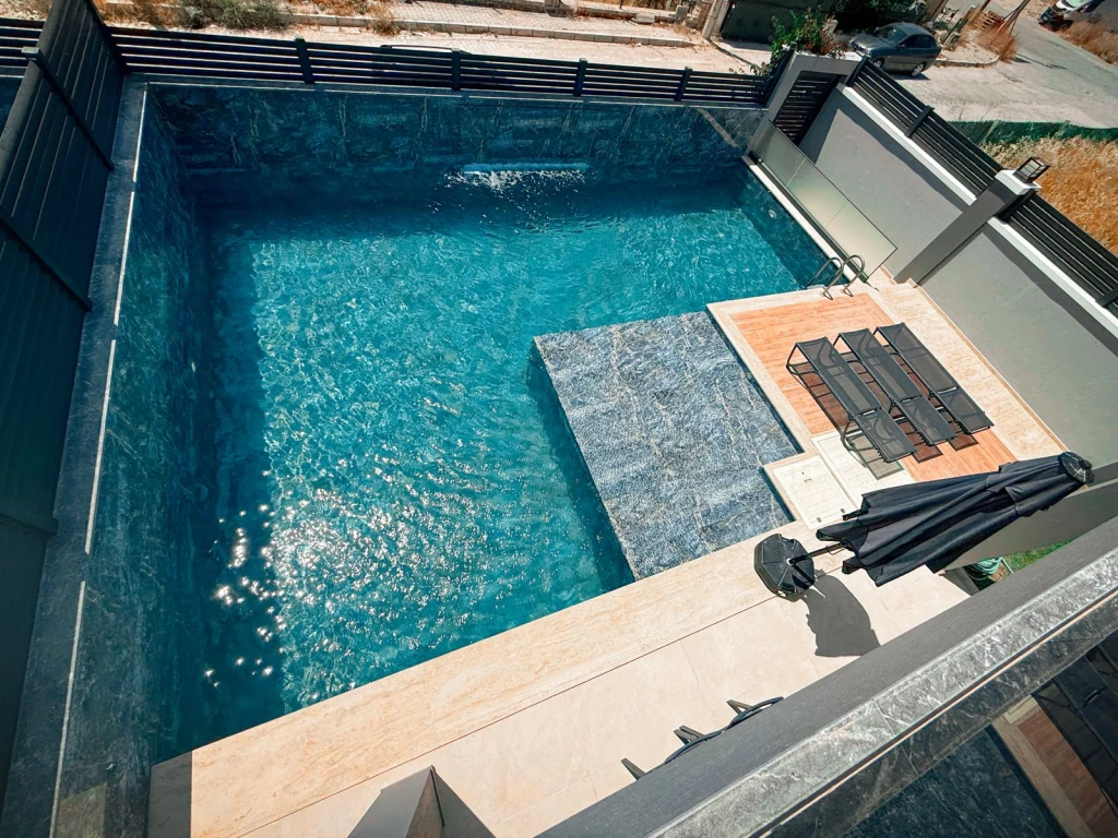 İzmir Çeşme Reisdere de Aileler İçin Uygun Tuz Havuzlu Kiralık Villa 2