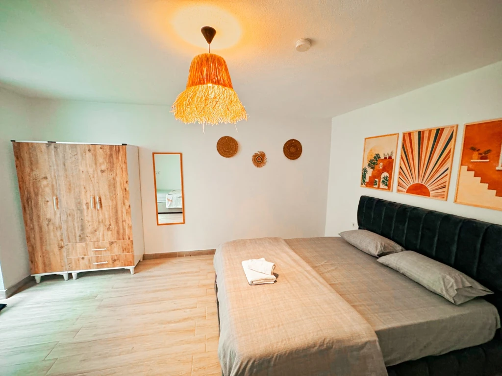 İzmir Çeşme Alaçatı da Aileler için Uygun, 4 Yatak Odalı, Havuzlu ve Şömineli Kiralık Villa