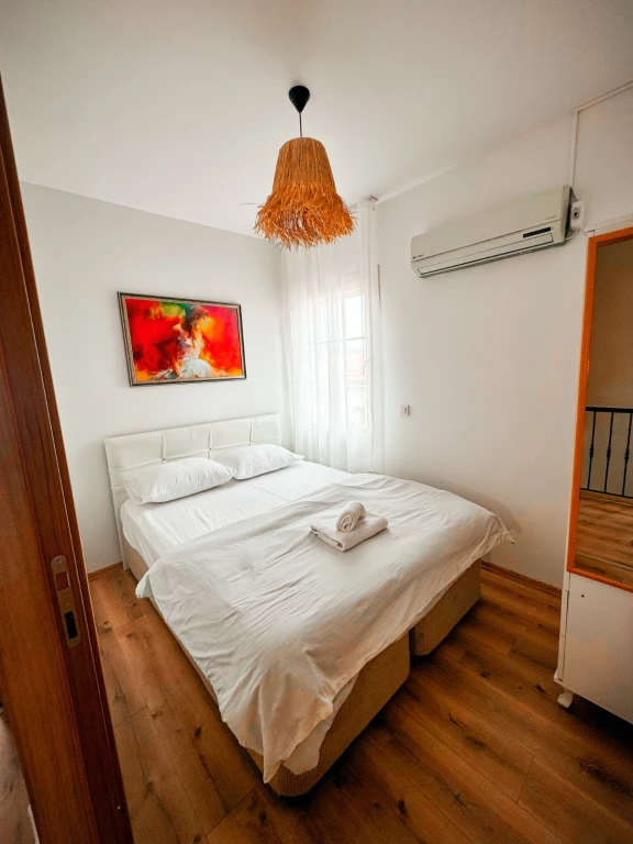 İzmir Çeşme Alaçatı da Aileler için Uygun, 4 Yatak Odalı, Havuzlu ve Şömineli Kiralık Villa