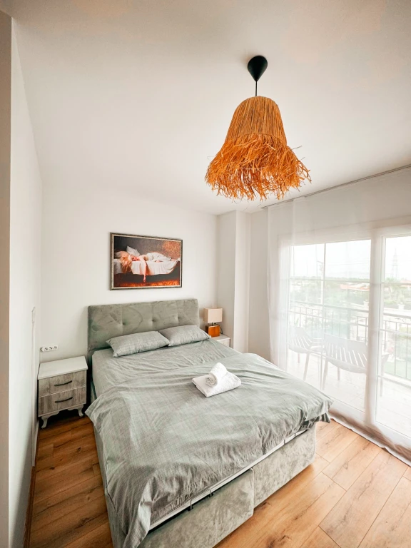 İzmir Çeşme Alaçatı da Aileler için Uygun, 4 Yatak Odalı, Havuzlu ve Şömineli Kiralık Villa