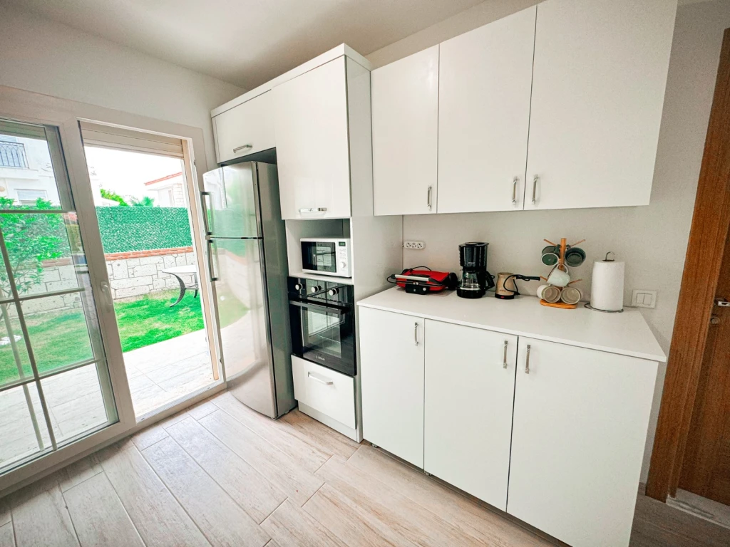 İzmir Çeşme Alaçatı da Aileler için Uygun, 4 Yatak Odalı, Havuzlu ve Şömineli Kiralık Villa