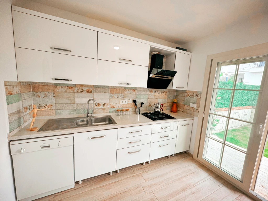 İzmir Çeşme Alaçatı da Aileler için Uygun, 4 Yatak Odalı, Havuzlu ve Şömineli Kiralık Villa