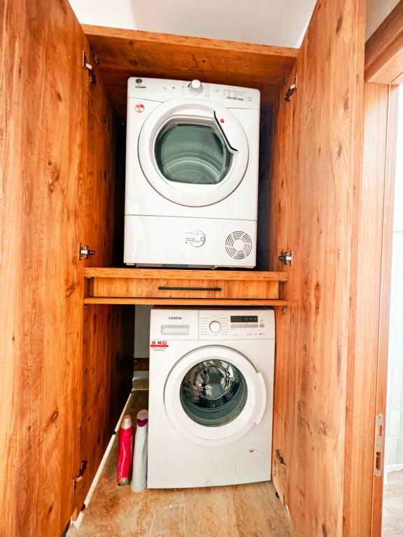 İzmir Çeşme Alaçatı da Aileler için Uygun, 4 Yatak Odalı, Havuzlu ve Şömineli Kiralık Villa