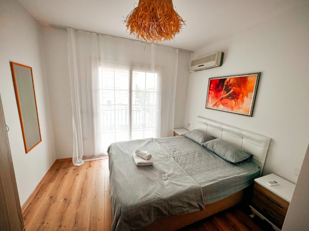 İzmir Çeşme Alaçatı da Aileler için Uygun, 4 Yatak Odalı, Havuzlu ve Şömineli Kiralık Villa