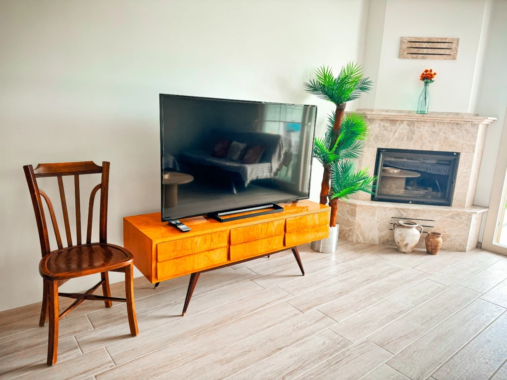 İzmir Çeşme Alaçatı da Aileler için Uygun, 4 Yatak Odalı, Havuzlu ve Şömineli Kiralık Villa