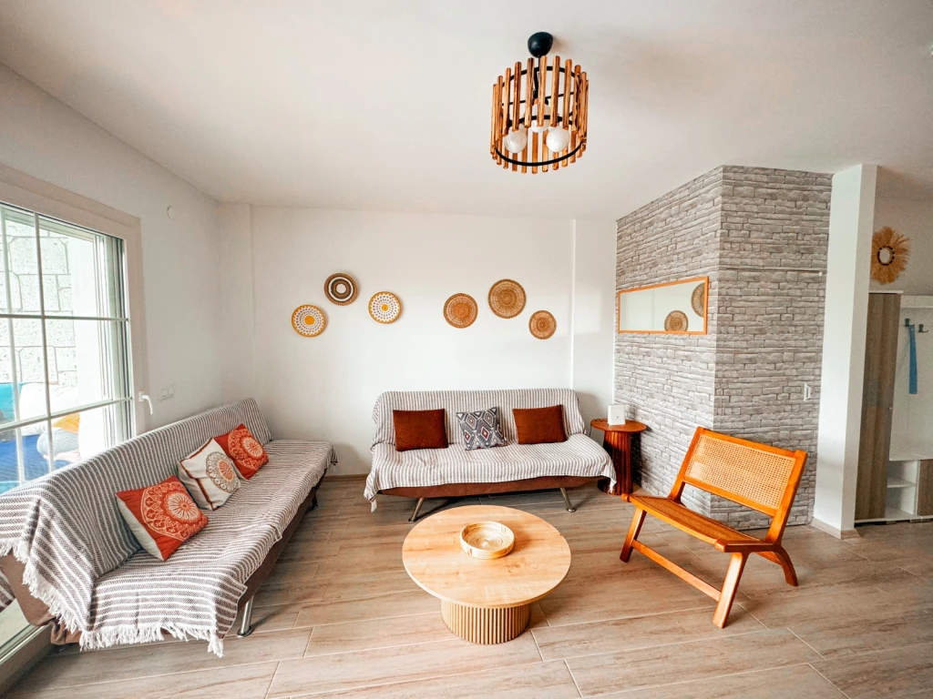 İzmir Çeşme Alaçatı da Aileler için Uygun, 4 Yatak Odalı, Havuzlu ve Şömineli Kiralık Villa