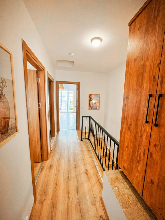 İzmir Çeşme Alaçatı da Aileler için Uygun, 4 Yatak Odalı, Havuzlu ve Şömineli Kiralık Villa