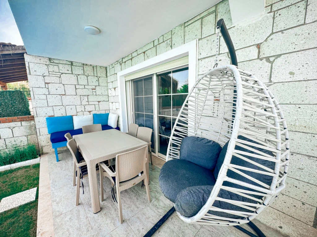 İzmir Çeşme Alaçatı da Aileler için Uygun, 4 Yatak Odalı, Havuzlu ve Şömineli Kiralık Villa