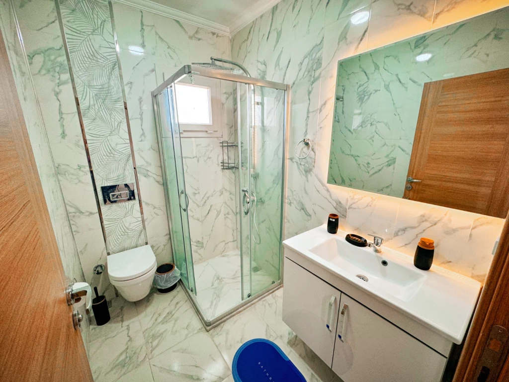 İzmir Çeşme Alaçatı da Aileler için Uygun, 4 Yatak Odalı, Havuzlu ve Şömineli Kiralık Villa