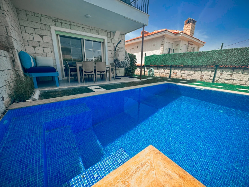 İzmir Çeşme Alaçatı da Aileler için Uygun, 4 Yatak Odalı, Havuzlu ve Şömineli Kiralık Villa