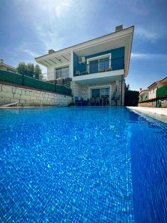 İzmir Çeşme Alaçatı da Aileler için Uygun, 4 Yatak Odalı, Havuzlu ve Şömineli Kiralık Villa