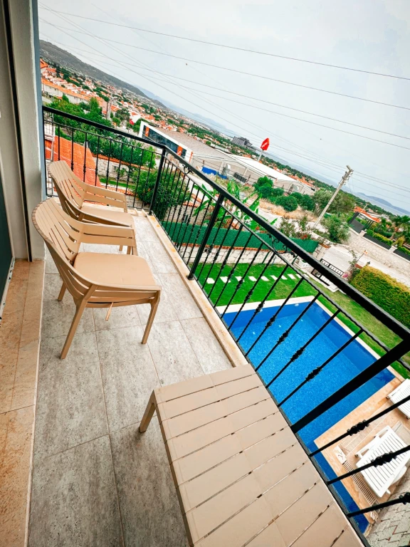 İzmir Çeşme Alaçatı da Aileler için Uygun, 4 Yatak Odalı, Havuzlu ve Şömineli Kiralık Villa