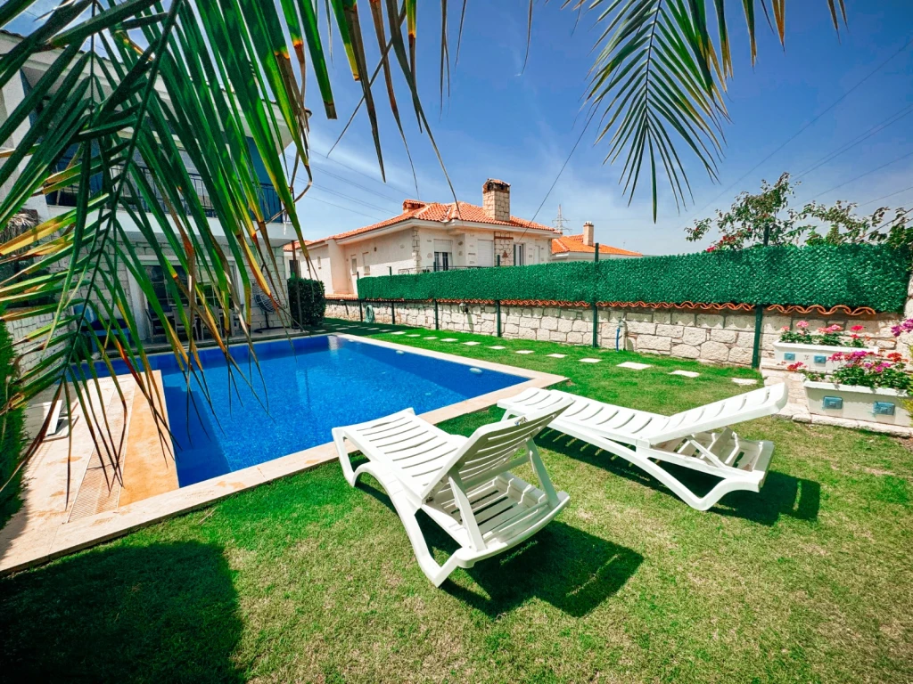 İzmir Çeşme Alaçatı da Aileler için Uygun, 4 Yatak Odalı, Havuzlu ve Şömineli Kiralık Villa