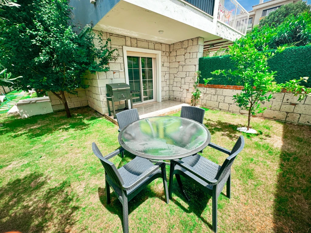 İzmir Çeşme Alaçatı da Aileler için Uygun, 4 Yatak Odalı, Havuzlu ve Şömineli Kiralık Villa