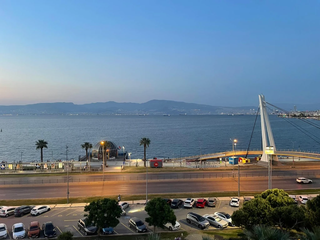 آپارتمان یالی با منظره دریا، دارای ۲ اتاق خواب، مناسب خانواده‌ها، با پارکینگ در گوزلیالی ازمیر برای اجاره