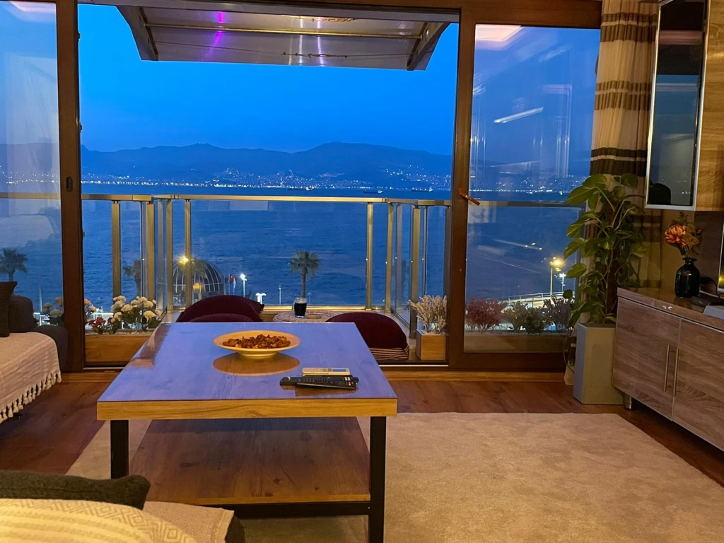 آپارتمان یالی با منظره دریا، دارای ۲ اتاق خواب، مناسب خانواده‌ها، با پارکینگ در گوزلیالی ازمیر برای اجاره