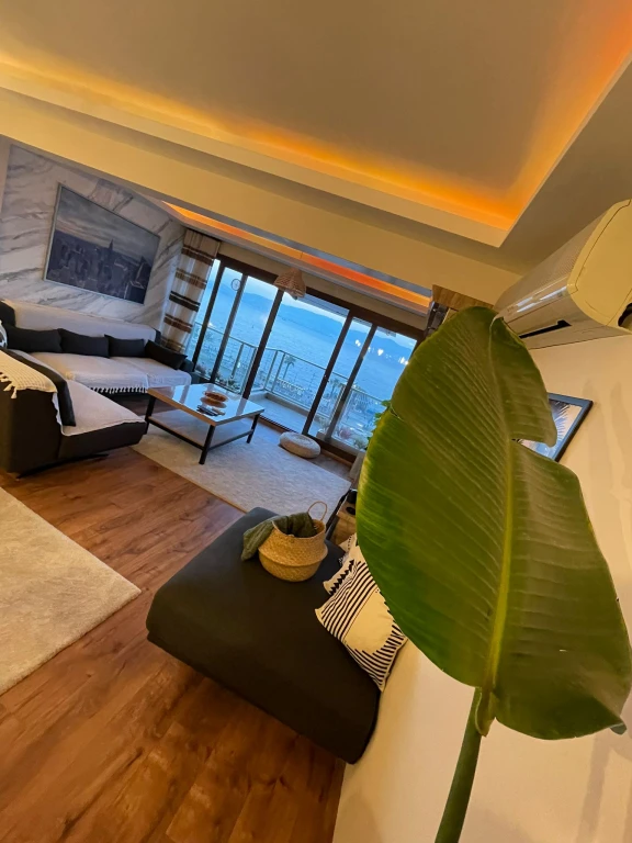 آپارتمان یالی با منظره دریا، دارای ۲ اتاق خواب، مناسب خانواده‌ها، با پارکینگ در گوزلیالی ازمیر برای اجاره