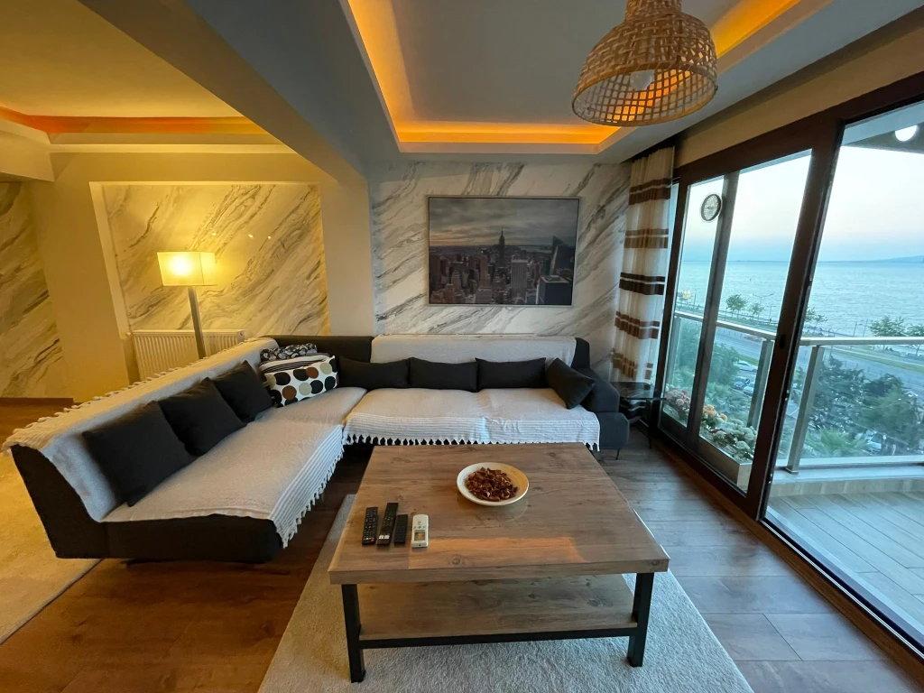 آپارتمان یالی با منظره دریا، دارای ۲ اتاق خواب، مناسب خانواده‌ها، با پارکینگ در گوزلیالی ازمیر برای اجاره