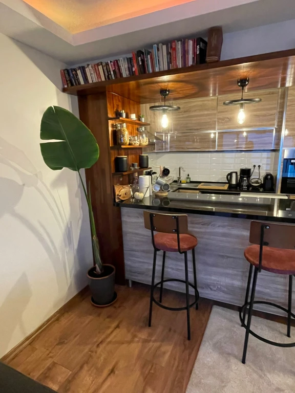 آپارتمان یالی با منظره دریا، دارای ۲ اتاق خواب، مناسب خانواده‌ها، با پارکینگ در گوزلیالی ازمیر برای اجاره