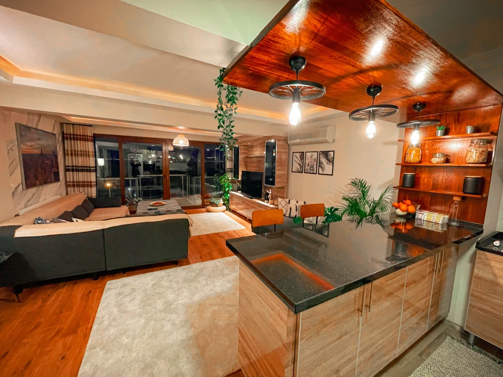 آپارتمان یالی با منظره دریا، دارای ۲ اتاق خواب، مناسب خانواده‌ها، با پارکینگ در گوزلیالی ازمیر برای اجاره