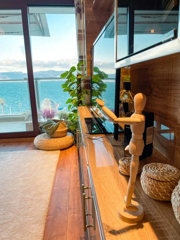 آپارتمان یالی با منظره دریا، دارای ۲ اتاق خواب، مناسب خانواده‌ها، با پارکینگ در گوزلیالی ازمیر برای اجاره