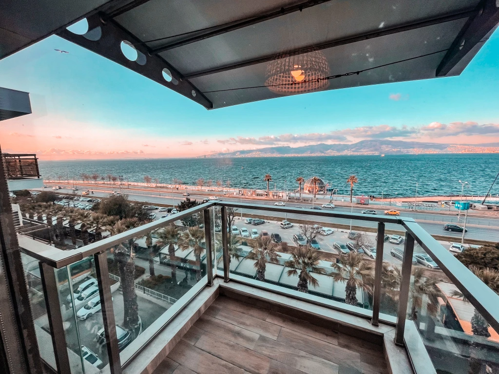 آپارتمان یالی با منظره دریا، دارای ۲ اتاق خواب، مناسب خانواده‌ها، با پارکینگ در گوزلیالی ازمیر برای اجاره