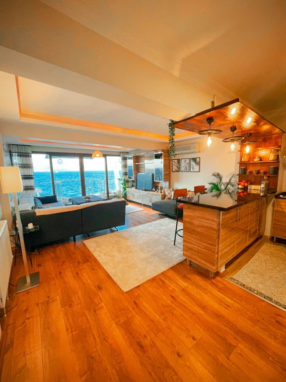 آپارتمان یالی با منظره دریا، دارای ۲ اتاق خواب، مناسب خانواده‌ها، با پارکینگ در گوزلیالی ازمیر برای اجاره