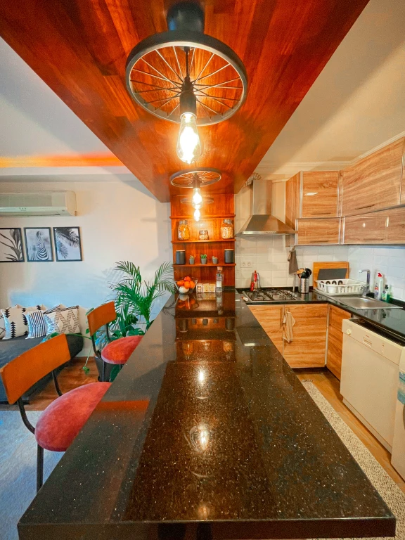 آپارتمان یالی با منظره دریا، دارای ۲ اتاق خواب، مناسب خانواده‌ها، با پارکینگ در گوزلیالی ازمیر برای اجاره