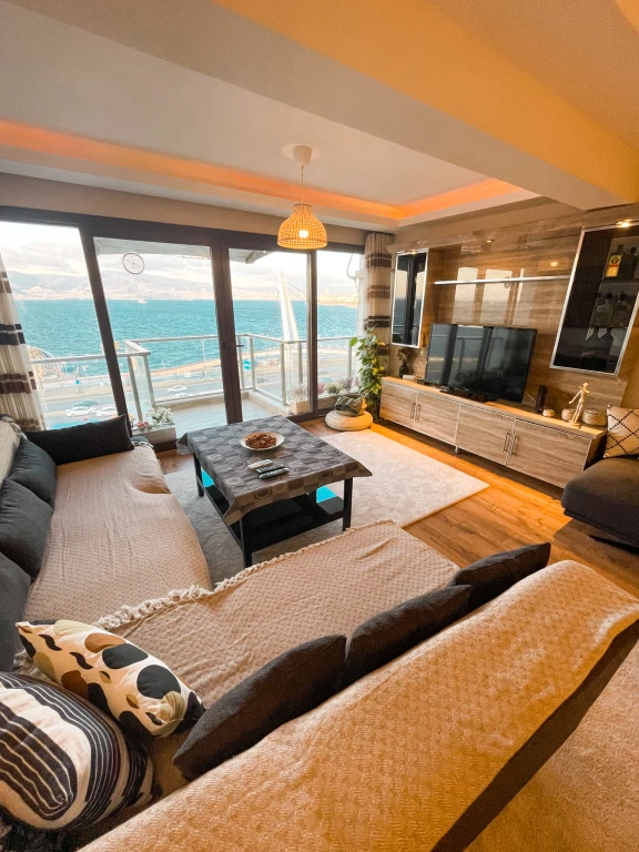 آپارتمان یالی با منظره دریا، دارای ۲ اتاق خواب، مناسب خانواده‌ها، با پارکینگ در گوزلیالی ازمیر برای اجاره