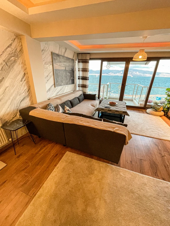 آپارتمان یالی با منظره دریا، دارای ۲ اتاق خواب، مناسب خانواده‌ها، با پارکینگ در گوزلیالی ازمیر برای اجاره