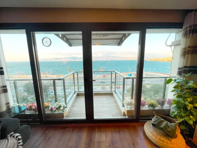 İzmir Güzelyalı da Aileler İçin Uygun, Otoparklı, 2 Yatak Odalı, Deniz Manzaralı Kiralık Yalı Daires...