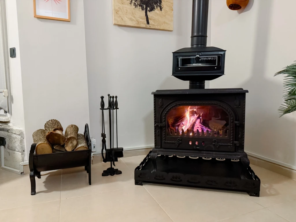 İzmir Foça da, Aileler için Uygun, 4 Yatak Odalı, Havuzlu ve Şömineli Kiralık Villa