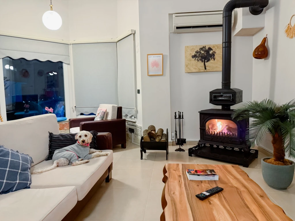 İzmir Foça da, Aileler için Uygun, 4 Yatak Odalı, Havuzlu ve Şömineli Kiralık Villa