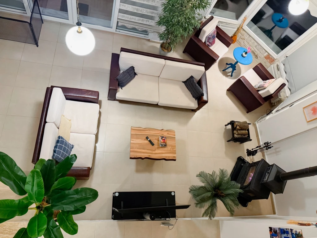 İzmir Foça da, Aileler için Uygun, 4 Yatak Odalı, Havuzlu ve Şömineli Kiralık Villa