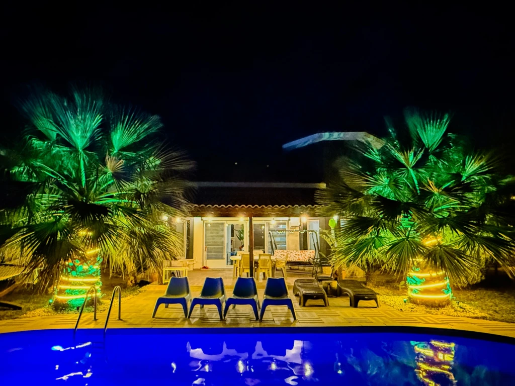 İzmir Foça da, Aileler için Uygun, 4 Yatak Odalı, Havuzlu ve Şömineli Kiralık Villa