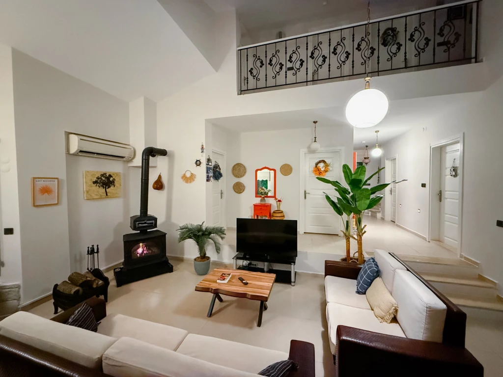 İzmir Foça da, Aileler için Uygun, 4 Yatak Odalı, Havuzlu ve Şömineli Kiralık Villa