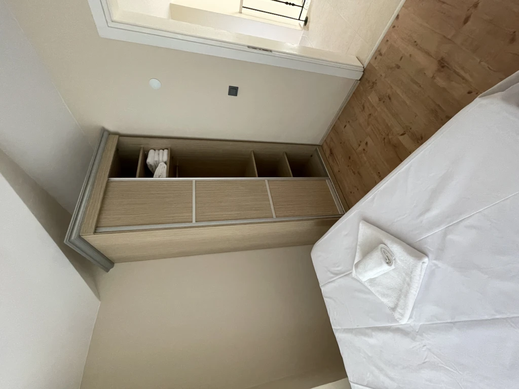 İzmir Foça da, Aileler için Uygun, 4 Yatak Odalı, Havuzlu ve Şömineli Kiralık Villa