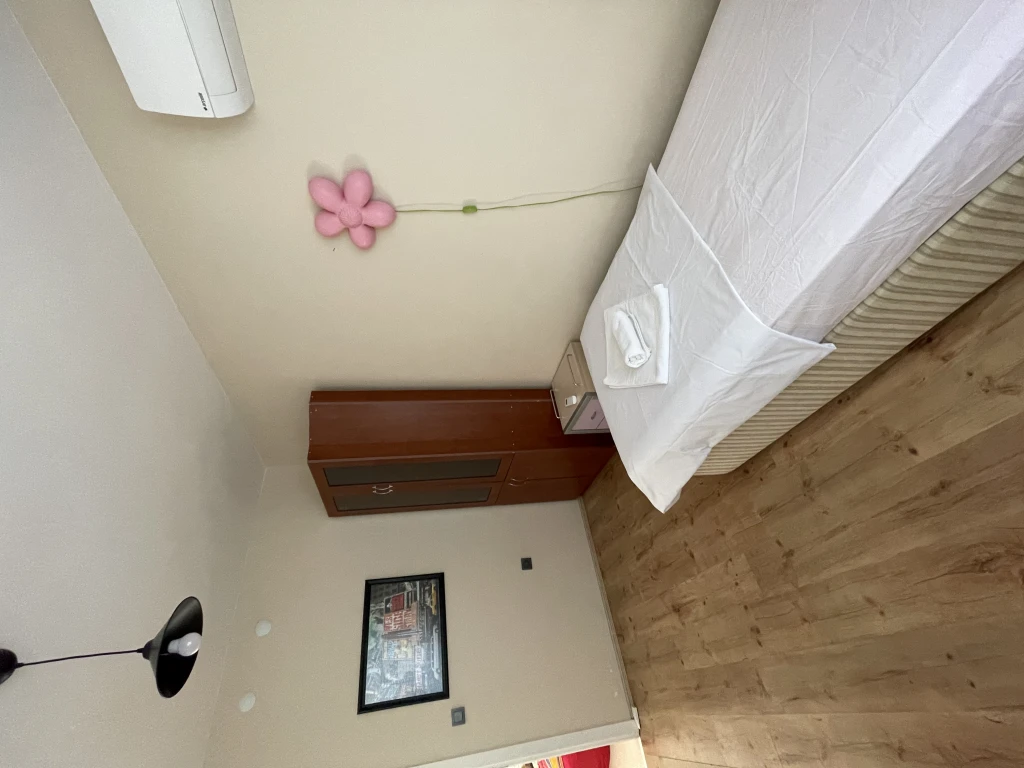 İzmir Foça da, Aileler için Uygun, 4 Yatak Odalı, Havuzlu ve Şömineli Kiralık Villa