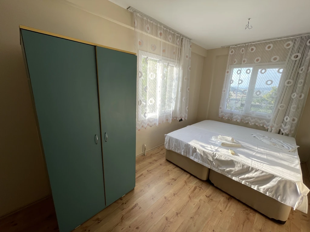 İzmir Foça da, Aileler için Uygun, 4 Yatak Odalı, Havuzlu ve Şömineli Kiralık Villa